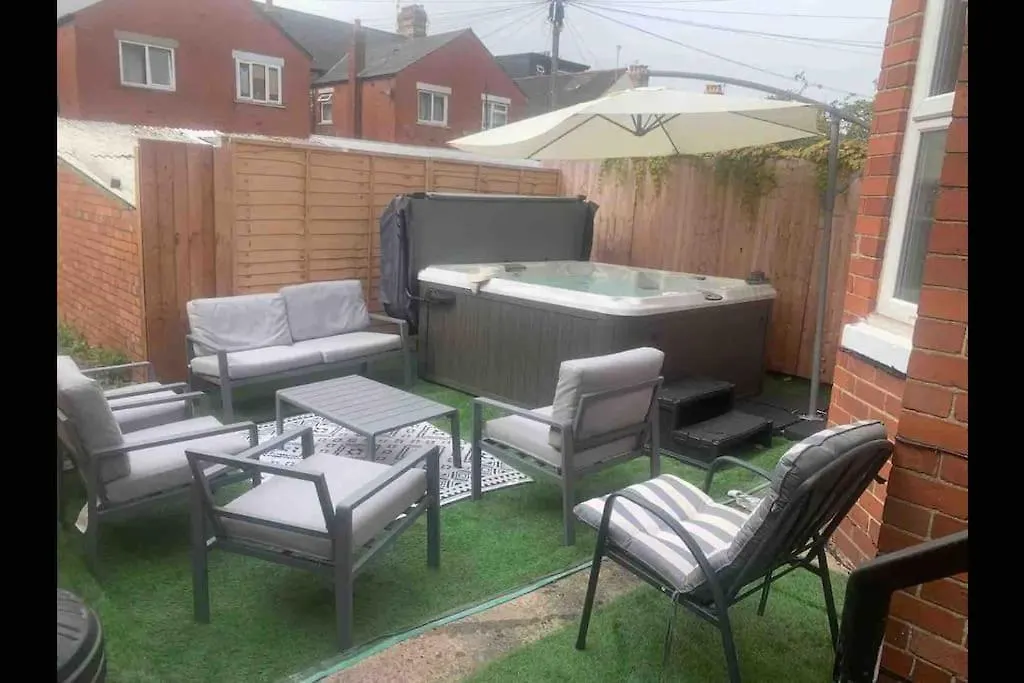 By Lushlets - Hen, Stag, Rugby, & Group Accommodation Caters For 60 Plus Guests Ask! Cardiff 0*,  United Kingdom